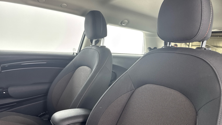 MINI Hatchback 1.5 Cooper Classic 3dr Auto [Comfort/Nav Pack] Petrol Hatchback